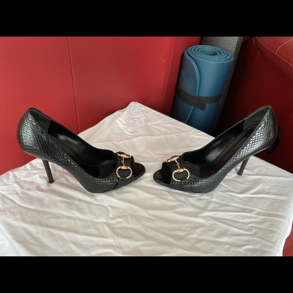 Gucci Black Python Snakeskin Pumps - image 4